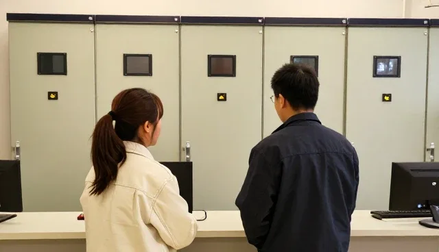 低压配电柜在电力系统中的日常维护要点与操作建议